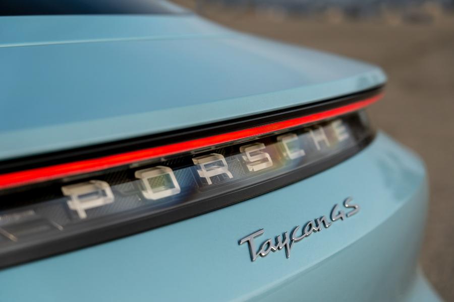 Логотип Porsche Taycan 4S 2019 года  (WW) (фото 20 из 41)